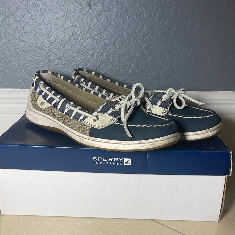 Women’s 8.5 navy blue Sperry Top-Siders